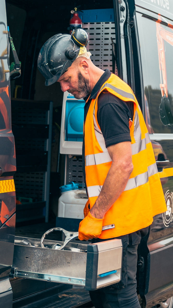 Arbeiter sucht nach Werkzeug am MAN TGE